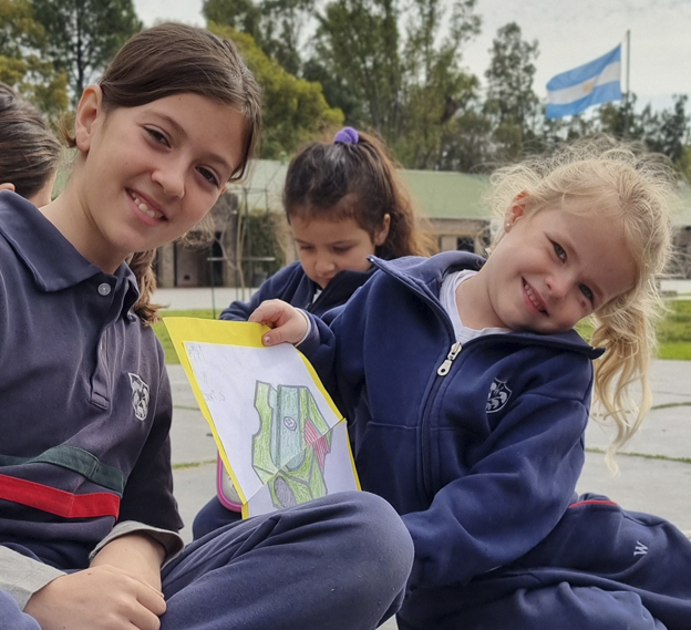 Imagen de estudiantes trabajando en grupo