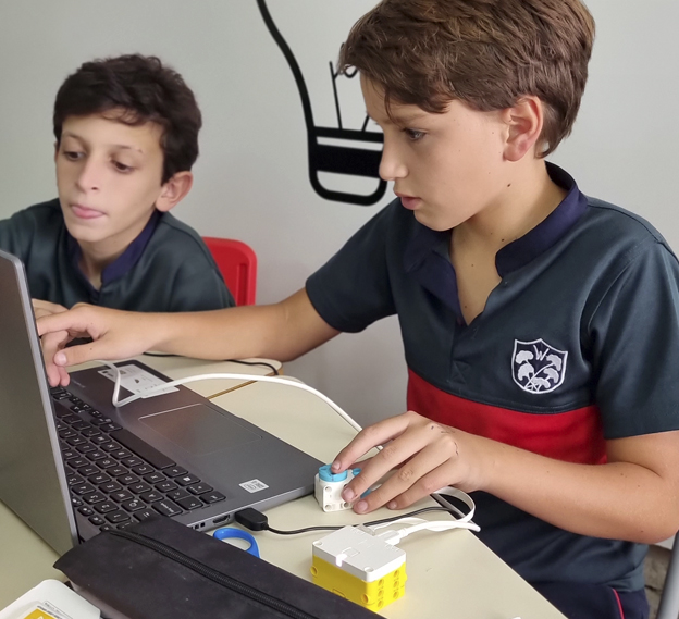 Imagen de estudiantes en un laboratorio de robótica