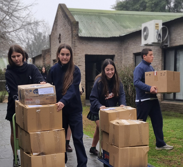 Estudiantes en un proyecto de trabajo comunitario