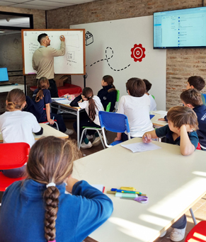 Alumnos participando en el aula