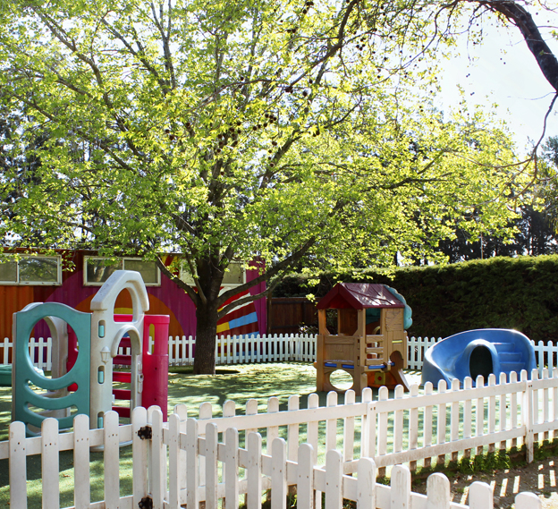 Juegos en el jardin del colegio