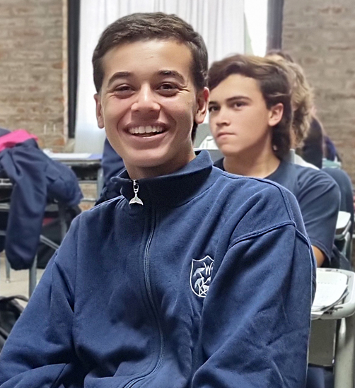 Estudiantes de secundaria en clase de ciencias