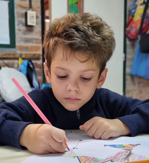 Niños jugando en el jardín de infantes