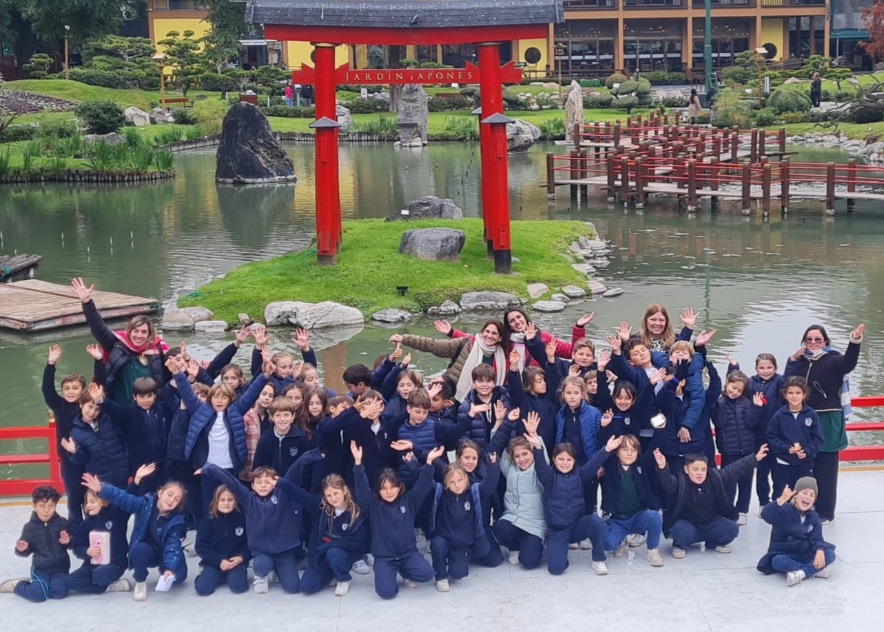 Chicos del jardin aprendiendo al aire libre