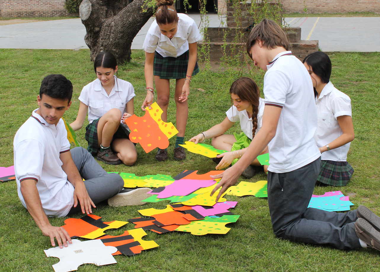 Chicos de jardin estudiando