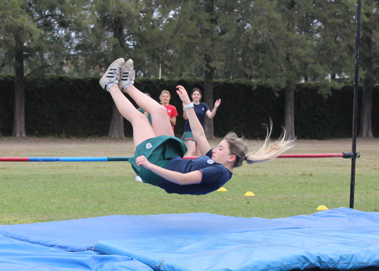 Chicos del jardin aprendiendo al aire libre