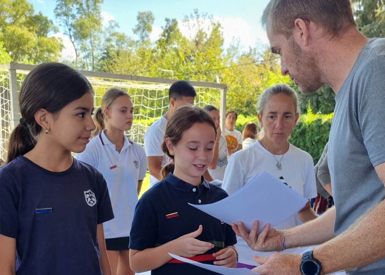 Chicos recibiendo diploma