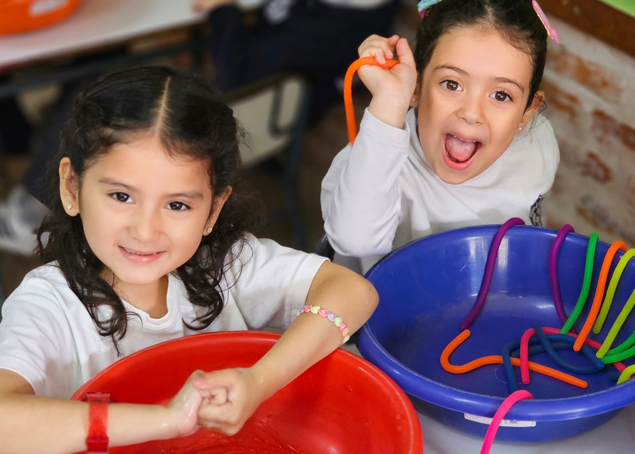 Chicos del jardin jugando